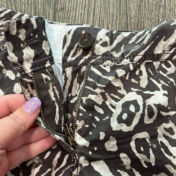 Ann Taylor LOFT Chino Shorts Mid Rise Animal Print Cotton Linen Brown Size 8 - Picture 3 of 7